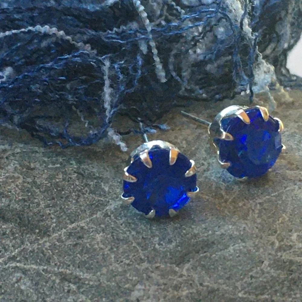 🎈Sale 🎈2 for $10 NWOT brilliant blue rhinestone look post earrings summer fun - Picture 5 of 5